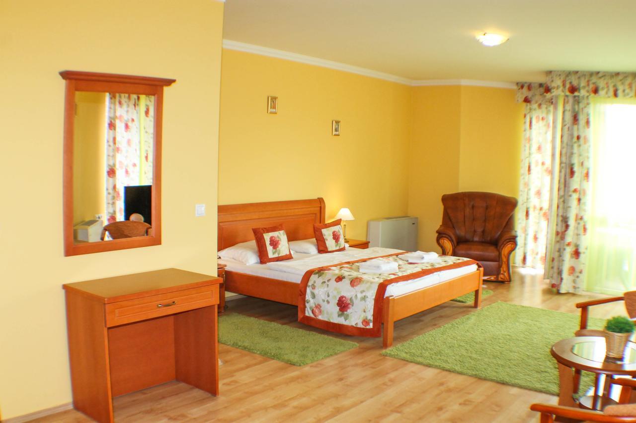 Hotel Jarja Hajdúszoboszló Dış mekan fotoğraf